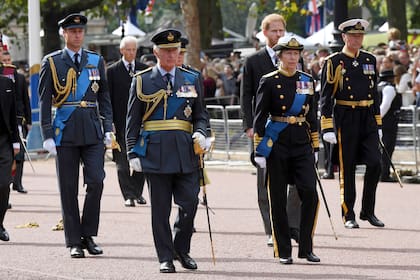 El príncipe Guillermo de Gran Bretaña, en segundo plano a la izquierda, el rey Carlos III, en primer plano a la izquierda, la princesa Ana y el príncipe Harry, segundo en segundo plano desde la derecha, caminan detrás del ataúd de la reina Isabel II durante la procesión 
