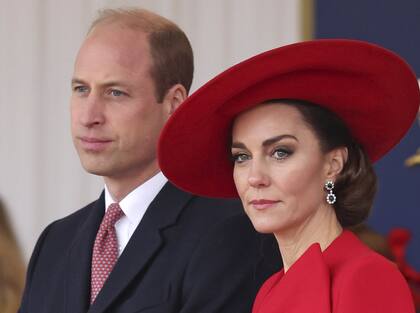 El príncipe Guillermo de Gran Bretaña, y la princesa Kate de Gales de Gran Bretaña, asisten a una ceremonia de bienvenida para el presidente y la primera dama de la República de Corea en el Horse Guards Parade en Londres, Inglaterra, el 21 de noviembre de 2023.