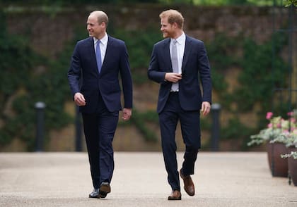 El príncipe Guillermo de Inglaterra, a la izquierda, y su hermano, el príncipe Harry, llegan para develar una estatua que encargaron de su madre, la princesa Diana (AP)