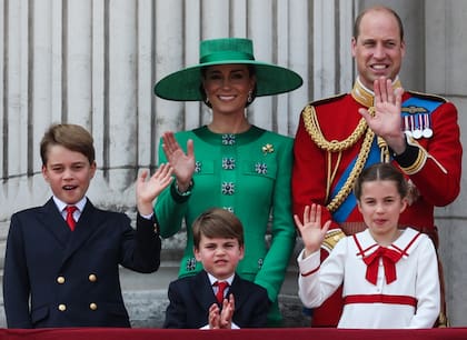 El príncipe Guillermo, Kate, y sus tres hijos, en el balcón del Palacio de Buckingham
