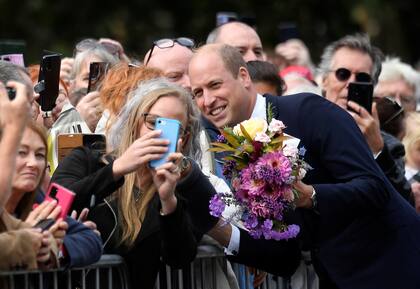 El príncipe Guillermo recibe el cariño del público en Norfolk. (Toby Melville/PA Wire/dpa)
