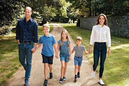 El príncipe Guillermo suspendió su agenda para cuidar de sus hijos durante la internación de su esposa, la princesa Kate