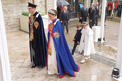 El príncipe Guillermo y Kate, junto a sus hijos Luis y Charlotte antes de la coronación del rey Carlos III y la reina Camilla el 6 de mayo de 2023 