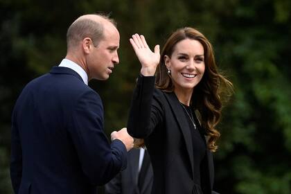 El príncipe Guillermo y Kate Middleton saludan a la multitud durante los funerales de Isabel II  