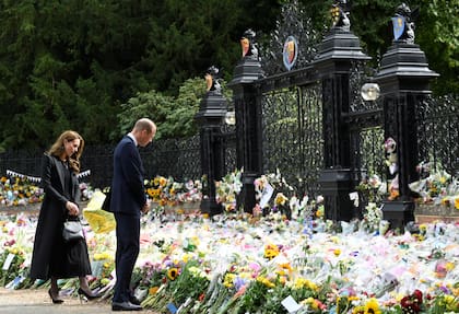 El príncipe Guillermo y Kate ven los tributos florales dejados por miembros del público a las puertas de Sandringham House en Norfolk, tras la muerte de la Reina Isabel II