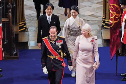 El príncipe Haakon de Noruega y la princesa Mette-Marit ingresan a la abadía delante del príncipe Fumihito de Japón y la princesa Kiko.
