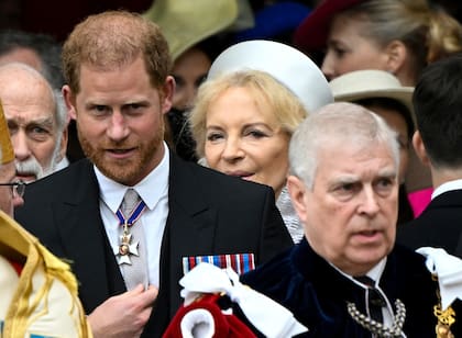 El príncipe Harry de Inglaterra, duque de Sussex, y el príncipe Andrés abandonan la Abadía de Westminster tras la ceremonia de coronación del rey Carlos de Inglaterra y la reina Camilla, en Londres, el sábado 6 de mayo de 2023. 