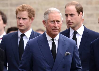 El príncipe Harry, el príncipe Carlos, el príncipe de Gales y el príncipe William, duque de Cambridge, asisten a una misa de réquiem por Hugh van Cutsem, quien falleció el 2 de septiembre de 2013 en la catedral de Brentwood el 11 de septiembre de 2013 en Brentwood, Inglaterra 