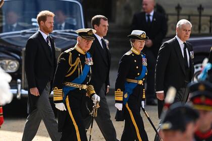 El príncipe Harry, el rey Carlos III, la princesa Ana y el príncipe Andrés
