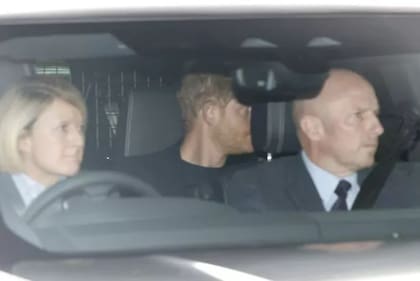 El príncipe Harry fue fotografiado llegando a Clarence House para visitar a su padre
