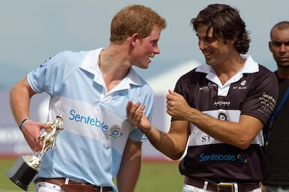 Años después de su visita a Lobos, el príncipe Harry posa luego de un partido de Polo junto a su amigo argentino, Nacho Figueras
