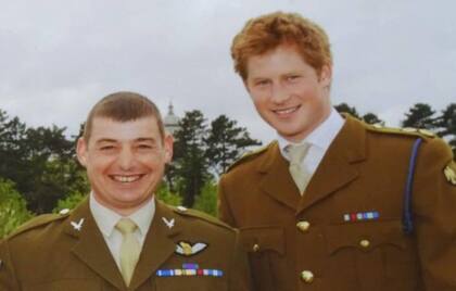 El príncipe Harry junto a su exinstructor militar, Michael Booley, en 2009