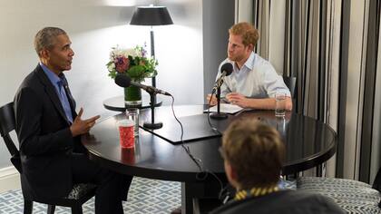 El príncipe Harry, periodista: entrevistó a Obama y le preguntó qué pensó cuando le entregó el mando a Trump