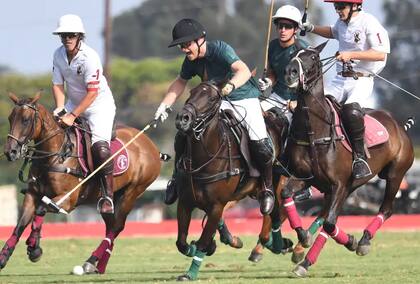 El príncipe Harry practica polo desde joven (Crédito: Daily Mail)