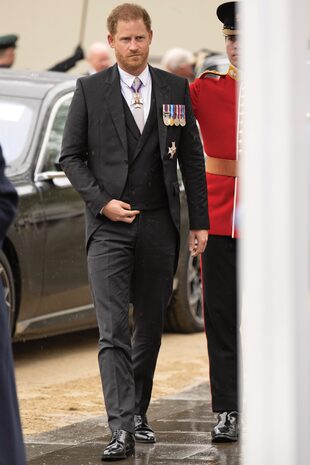 El príncipe Harry, que sólo estuvo presente en la ceremonia de coronación, vistió un jacquette Dior hecho a medida, ya que no tiene autorización para usar su uniforme militar.