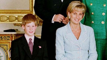 El príncipe Harry nació en 1984 y el romance de su mamá con James Hewitt comenzó en 1986, con lo que todos los rumores de la paternidad del jinete sobre el segundo hijo de la princesa de Gales son automáticamente descartados