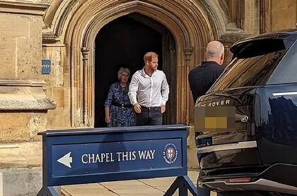 El príncipe Harry rinde homenaje a su abuela en el primer aniversario de su muerte