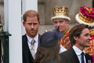 El príncipe Harry sale de la Abadía de Westminster tras la ceremonia de coronación del rey Carlos III de Gran Bretaña en Londres el sábado 6 de mayo de 2023.