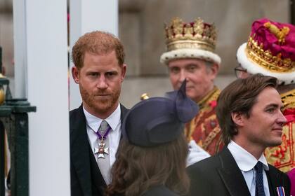 El príncipe Harry sale de la Abadía de Westminster tras la ceremonia de coronación del rey Carlos III de Gran Bretaña en Londres el sábado 6 de mayo de 2023.