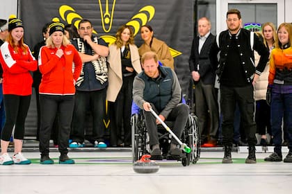 El príncipe Harry se animó a jugar al curling en silla de ruedas