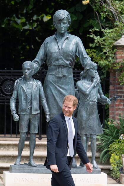 El príncipe Harry se mostró risueño en la inauguración de la estatua en honor a la vida y obra de su madre
