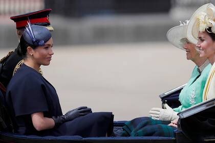 El príncipe Harry; su esposa Meghan, duquesa de Sussex; Camilla, duquesa de Cornualles y Catherine, duquesa de Cambridge, participan en el desfile por el cumpleaños de la reina