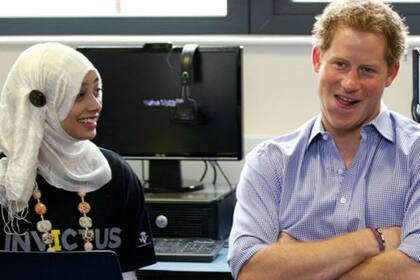 El príncipe Harry visitó la Bethnal Green Academy en 2014