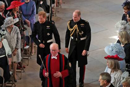 El Príncipe Harry y el Duque de Cambridge entrando a la capilla