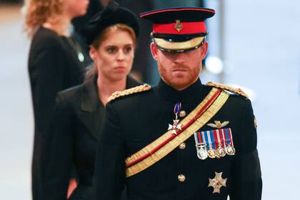 El príncipe Harry y la princesa Beatriz durante la vigilia de Isabel II