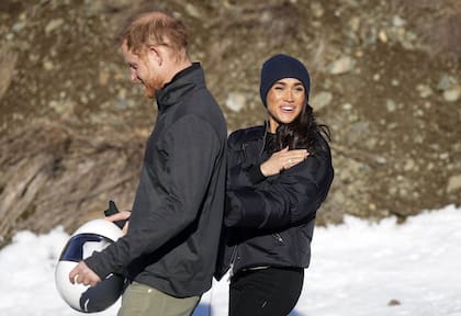 El príncipe Harry y Meghan caminan juntos en Whistler, Columbia Británica, el jueves 15 de febrero de 2024. 