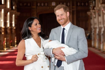 El príncipe Harry y Meghan Markle con su hijo Archie