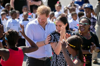 El príncipe Harry y Meghan Markle en Sudáfrica, durante su gira por el continente africano de 2019 (EPA)