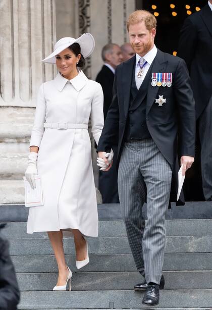 El príncipe Harry y Meghan Markle fueron abucheados cuando salían de la catedral de San Pablo en Londres, Inglaterra, el viernes 3 de junio de 2022 (Crédito: Daily Mail)