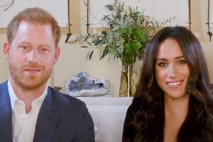 El príncipe Harry y Meghan Markle participaron de una edición especial de Time100 Talks donde dialogaron con expertos sobre la experiencia en redes sociales. Los duques conversaron desde la sala de estar que utilizan para videoconferencias. Los significativos detalles de la ambientación del espacio