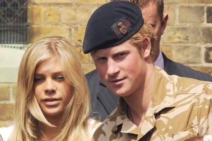 El príncipe Harry y su entonces novia Chelsy Davy, en 2008