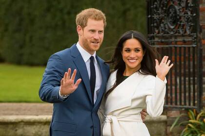 El príncipe Harry y su prometida, Meghan Markle, en el Palacio de Kensington