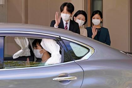 El príncipe heredero Akishino de Japón, a la izquierda, la princesa heredera Kiko, en el centro, y la princesa Kako, a la derecha, despiden a la princesa Mako, que deja su casa en Akasaka Estate en Tokio el martes 26 de octubre de 2021