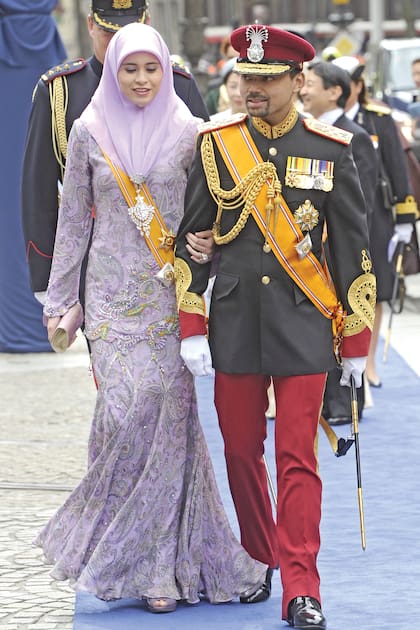 El príncipe heredero de Brunéi, Al-Muhtadee Billah Bolkian, con su mujer, Sarah, en la entrada de la Nieuwe Kerk. 