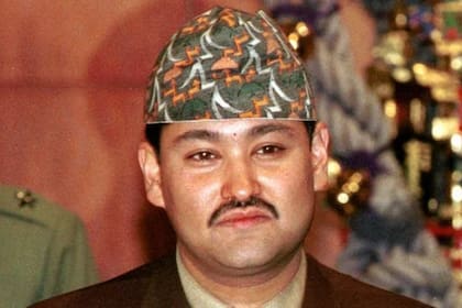 El príncipe heredero de Nepal, Dipendra, disparó contra su familia el 1 de junio de 2001