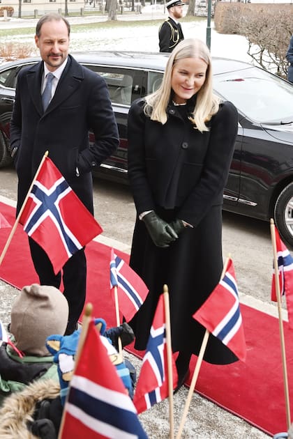 El príncipe heredero del trono Haakon y la princesa Mette-Marit, pocos días antes del juicio de Marius, durante una visita que hicieron a fin de enero pasado por los cien años de la biblioteca
de Fredrikstad, en Noruega