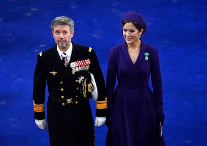 El príncipe heredero Federico de Dinamarca y la princesa heredera María llegan a la Abadía de Westminster en el centro de Londres el 6 de mayo de 2023, antes de las coronaciones del rey Carlos III de Gran Bretaña y de Camilla, reina consorte de Gran Bretaña.