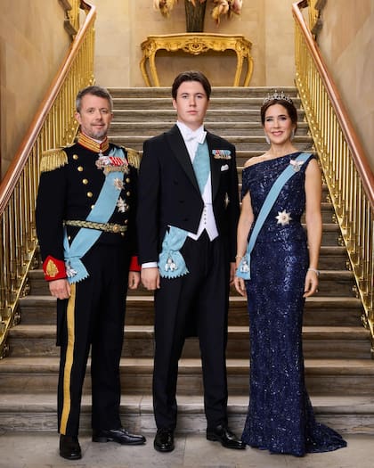 El príncipe heredero Frederik, junto la princesa Mary y su hijo mayor, Christian, en su cumpleaños número dieciocho