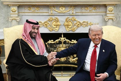 El príncipe heredero saudí Mohammed bin Salman llegó el martes a la Casa Blanca entre gran pompa y un sobrevuelo de aviones, en su primera visita a Estados Unidos desde el asesinato del periodista Jamal Khashoggi en 2018