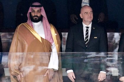 El príncipe heredero saudí Mohammed bin Salman y el presidente de la FIFA Gianni Infantino