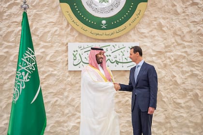El príncipe heredero saudita estrecha la mano del presidente sirio, Bashar al-Assad, al margen de la Cumbre Árabe en Yedá. 