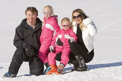 El príncipe Johan Friso de los Países Bajos junto a su mujer, Mabel, y sus hijas Luana y Zaria. Esquiaba en Austria cuando fue sepultado por una avalancha y estuvo 25 minutos sin oxígeno. Permaneció inconsciente 18 meses, hasta que murió en agosto de 2012.