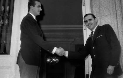 El príncipe Juan Carlos (izq) junto al periodista Jaime Peñafiel (der), 1962 (Getty Images)