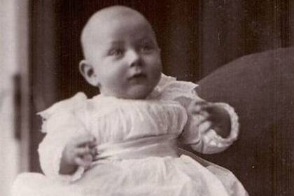 El príncipe Juan en 1906, cuando apenas tenía un año de vida