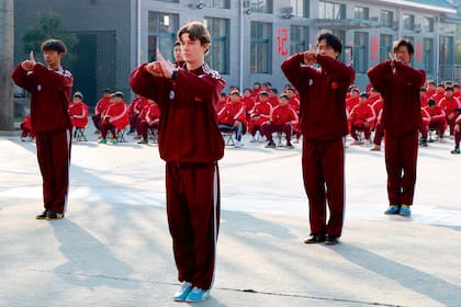 El príncipe, junto a sus compañeros, hace el saludo “Bào Quán Li”, que simboliza la paz y disposición para la defensa. Los camaradas de Simeón solo hablan chino, lo que significó un gran desafío para él durante su estadía en la escuela del monte Song