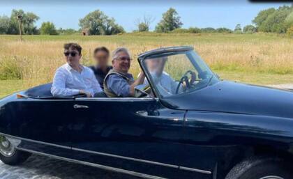 El príncipe Laurent de Bélgica junto a su hijo Clément Vanderkerckhove. Fuente: X